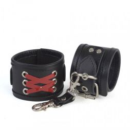 Кожаные наручники с красным корсетным плетением